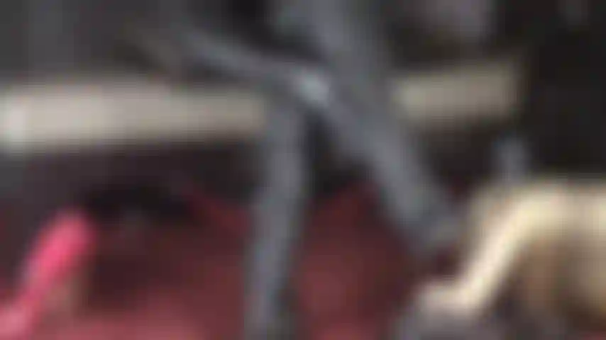 As botas de couro da senhora brincam com o seu pau ereto de escravo. À mercê dos seus desejos sádicos com a bota dela na sua virilha.