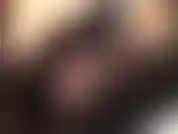 O pau fica melhor servido com um pouco da minha saliva. A senhora acaricia e alimenta seu pau pingando com sua saliva saborosa.