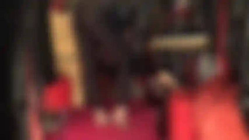 Uso leggings de lycra preta e meia-calça (sem sapatos).