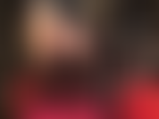 As pernas longas e fabulosas da senhora, com botas de couro e meia-calça dourada brilhante ou meia-calça preta com saltos sensuais de tiras. Por que escolher? Aqui você verá os dois! Escolha a sua vencedora.