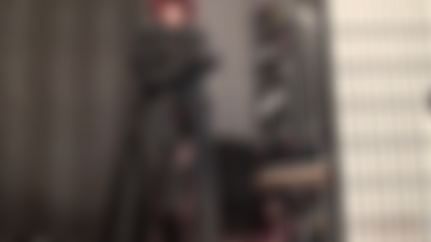 Amante de couro com strapon bbc - a amante faz sua cabeça girar enquanto ela sacode seu enorme pau preto sob seu longo casaco de couro preto, luvas e meias-ligas sensuais.