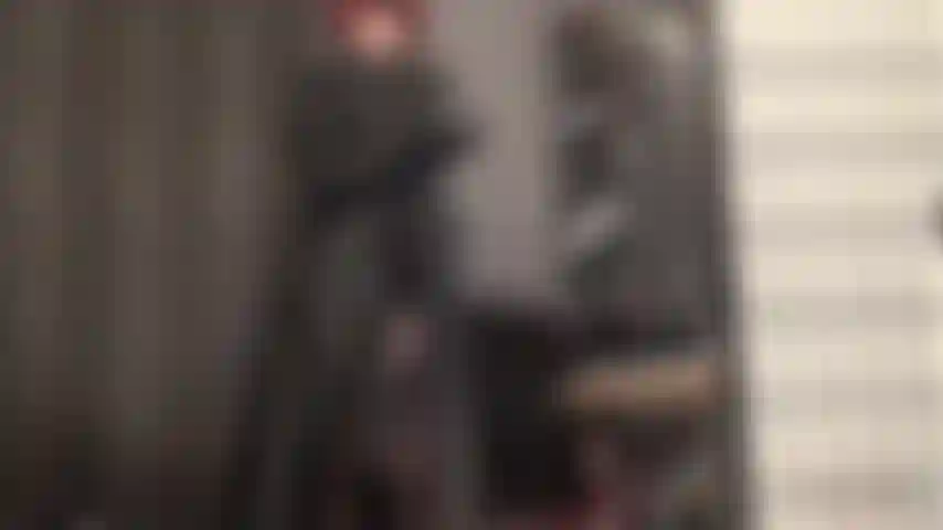 Amante de couro com strapon bbc - a amante faz sua cabeça girar enquanto ela sacode seu enorme pau preto sob seu longo casaco de couro preto, luvas e meias-ligas sensuais.