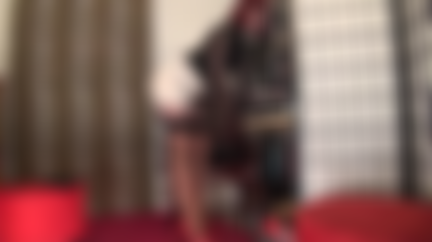 De meias de seda e ligas com um enorme strapon preto.