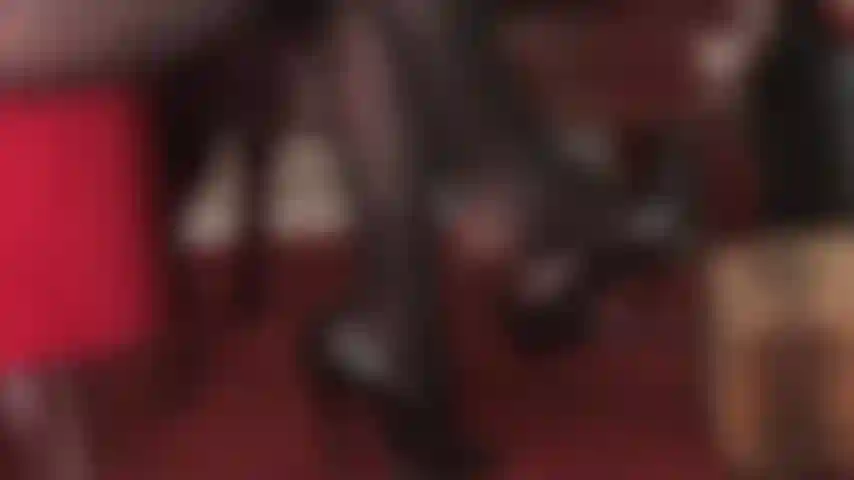 Brinco de sapato com meia-calça preta opaca - uma visão lateral sexy da sua deusa balançando os saltos.