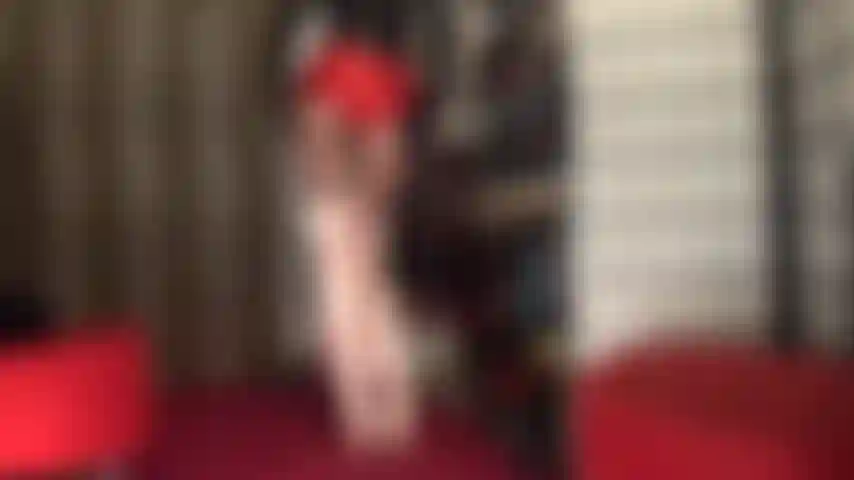 Shorts de cetim vermelho - você os ama brilhantes e em todas as cores, ficam lindos combinados com botas de cetim blush acima do joelho.