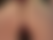 Que pratica facesitting e adoração de bunda nua usando uma pequena tanga vermelha.