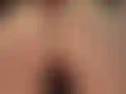 Que pratica facesitting e adoração de bunda nua usando uma pequena tanga vermelha.