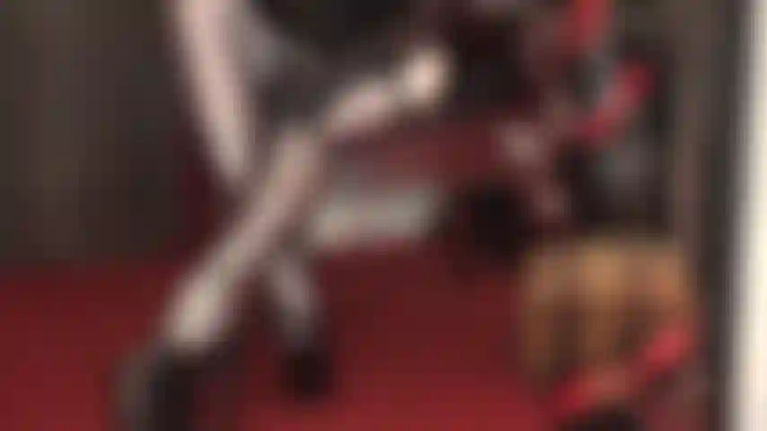 Essas pernas gostosas exigem sua atenção. Saltos plataforma, meia-calça brilhante e meias arrastão fazem você implorar para depositar o dinheiro aos pés da patroa e ser chupado entre as coxas cruzadas.