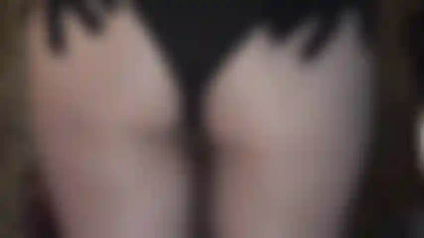 Um close extremamente quente do bumbum redondo e sexy da amante vivian em meia-calça preta super transparente e shorts apertados.