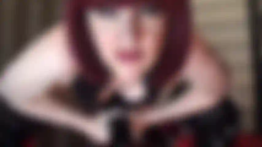 Uma amante de pvc com botas acima dos joelhos enfia seu enorme pau preto na sua bunda de vagabunda.