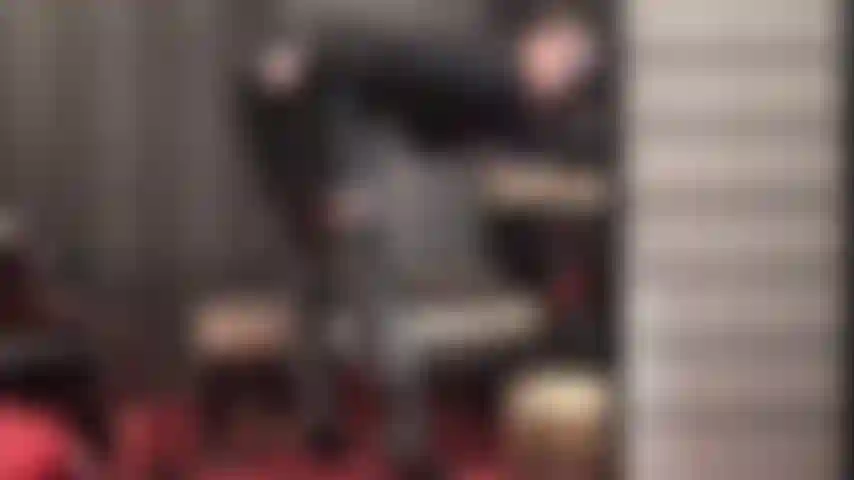 Adoração sensual de couro e punheta - depois de polir a linda saia de couro e as botas da dominatrix com calcinhas de cetim, ela usa essa lingerie sedosa para masturbar o seu pau. (Femdom, fetiche, fetiche de couro, botas de couro, luvas de couro, punheta com luvas, adoração de couro, deusa do couro, dominatrix de couro).