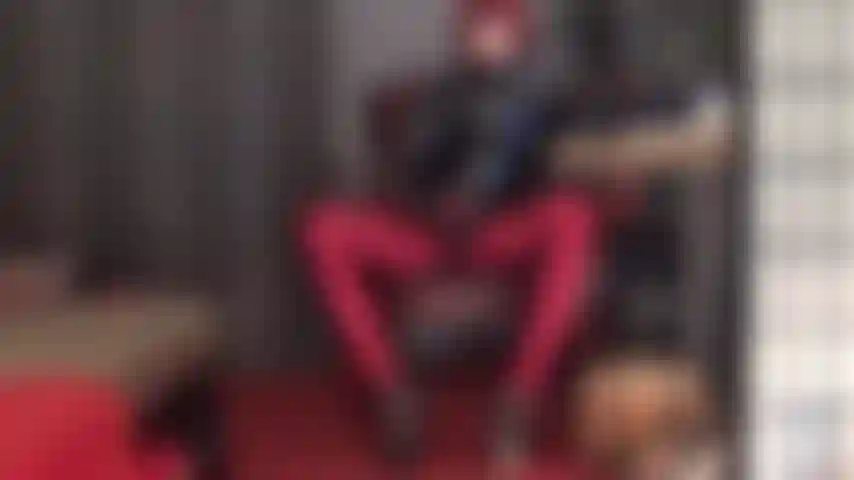 Sph, com cinta-liga em meia-calça, pvc e calças de cetim brilhante - a patroa tem o seu pequeno e insignificante pênis, tão excitado pelo seu pau gigante de cinta-liga. Agrade-a com a sua boca de vagabunda enquanto fode os pés da patroa com meia-calça.