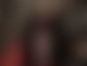 Com um lindo casaco de pele preto, cabelo curto e meia-calça preta. Com um luxuoso casaco de pele, a amante provoca o amante de náilon com suas pernas e pés longos e sensuais.