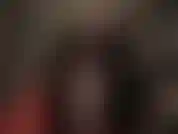 Com um lindo casaco de pele preto, cabelo curto e meia-calça preta. Com um luxuoso casaco de pele, a amante provoca o amante de náilon com suas pernas e pés longos e sensuais.