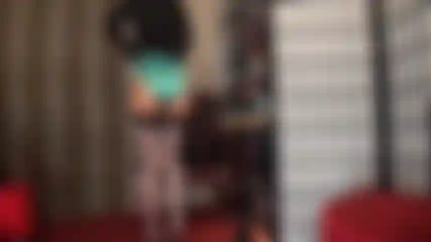 Uma prostituta precisa de uma boa trepada - vestida com meias, calcinhas de cetim e luvas, a amante vivian está te implorando por um pau. Sua boca começa a salivar imediatamente ao vê-la colocar a grande cinta-liga branca stryker. Adoro o pau da amante!