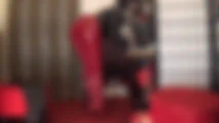 Fetiche por couro vermelho - punheta com calças e botas de couro vermelho.