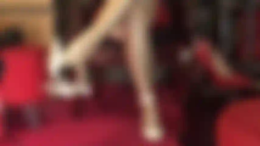 Footsub, sua mente está sob meu controle enquanto você se concentra nos dedos da minha meia-calça e no salto balançando neles.