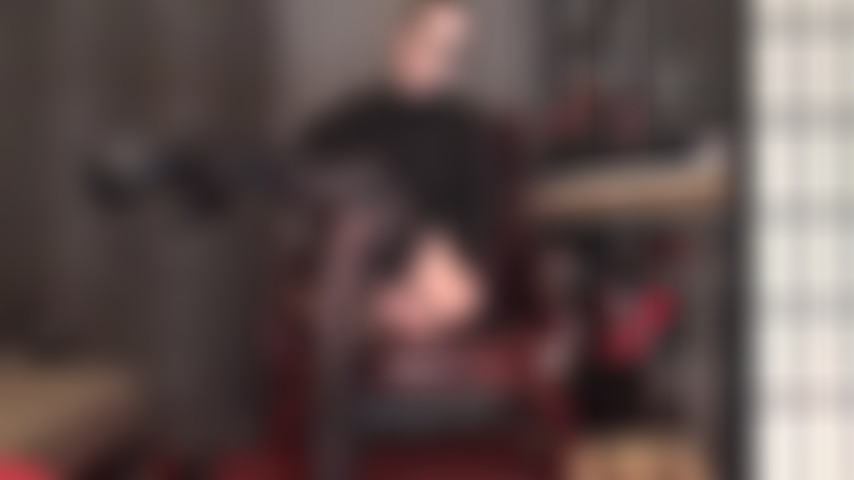 Meia-calça preta brilhante e saltos altos de plataforma controlam sua mente fraca e seu pau duro.