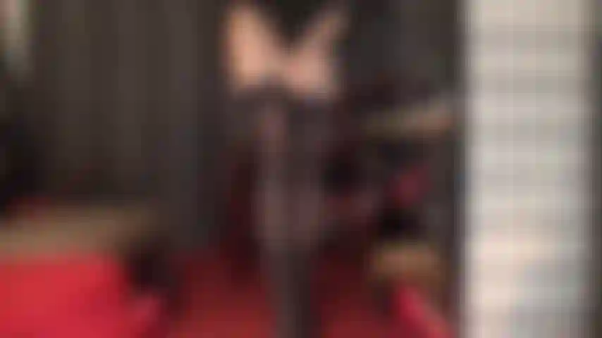 Entre as pernas da amante, com meia-calça brilhante - sentada na cara, provocação entre as pernas e adoração de bunda com meia-calça nude brilhante.