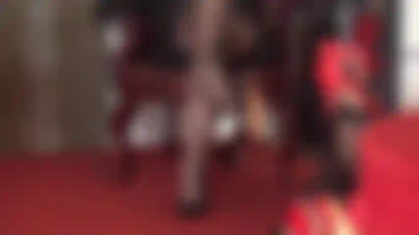 O animal de estimação da senhora usado aos seus pés - a sensação do chicote e dos pés e calcanhares majestosos dela por todo o seu corpo, provocando, torturando todo o seu corpo... Não há nada que você deseje mais.