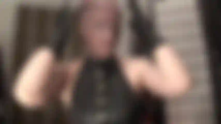 Com fetiche por máscara de meia-calça - a amante cobre o rosto com uma máscara de náilon marrom escuro.