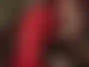 Senhora, com calças de couro sensuais e blusa de cetim, e pés de meia-calça marrom chocolate escuro e brilhante para você cheirar e esfregar seu pau todo.