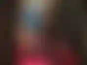 Sua sortuda submissa de látex lhe concede permissão para adorar este incrível vestido azul justo de látex e pernas de náilon.