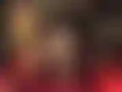 Pernas cruzadas longas e sensuais, com meia-calça brilhante.