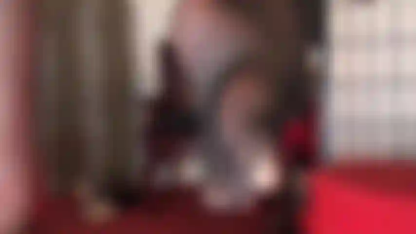 Pés de meia-calça e bunda em meia-calça preta super transparente.