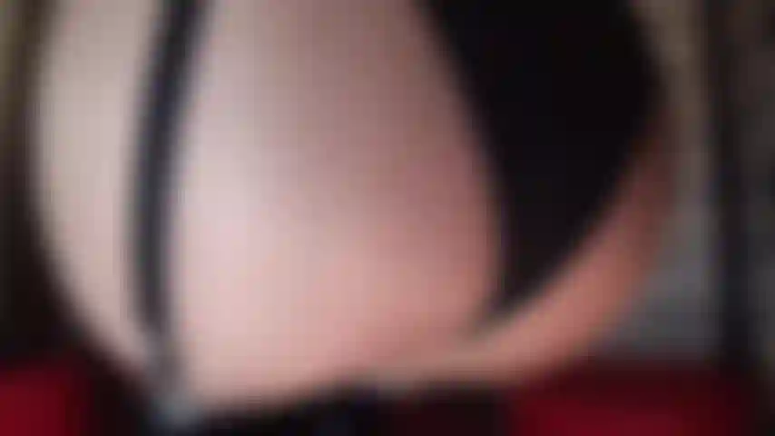 Meias e suspensórios com costura combinados com pvc e botas.