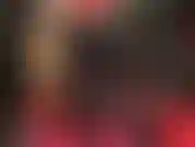 Amante de látex - leggings pretas e justas de borracha brilhante e luvas vermelhas sensuais para adorar, a amante provoca seus amantes de látex com pernas longas e brilhantes e pés de borracha preta. Com strapon no final.