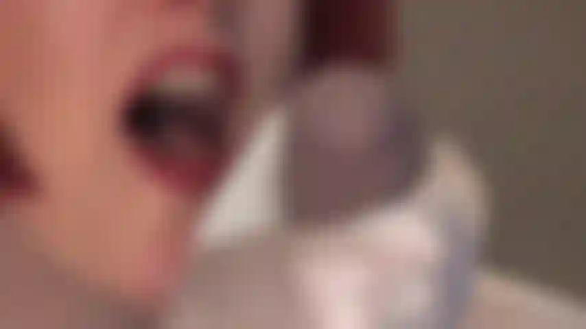 Um pequeno beijo, uma pequena lambida... A senhora vivian te incita a ter seu primeiro pau.