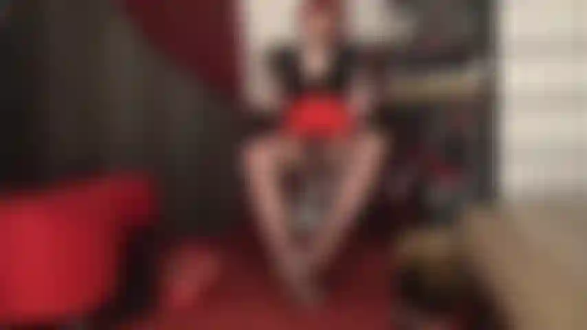 Punheta com os pés de meia-calça e punheta com luvas de couro - seja de frente ou de costas, você curte solas de náilon macias que extraem o esperma do seu pau pulsante. A mestra te faz se contorcer enquanto toca seu pau com suas luvas de couro no meio.