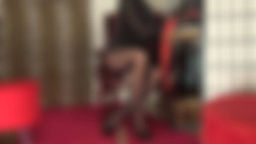 Meias vermelhas sobre meia-calça preta com strapon - sua deusa conhece seu amor por seus paus de borracha e suas longas pernas cobertas de náilon.