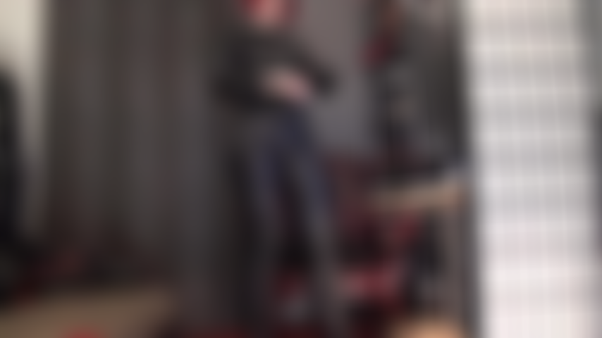 A mistress deixa você fraco e excitado enquanto ela provoca com seu corpo todo vestido em couro preto.