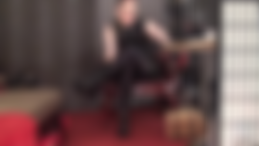 Essas pernas te deixam louca - delicie-se com essa provocação de pernas cruzadas e estendidas em um vestido de pvc brilhante, meia-calça preta de elastano leohex brilhante e botas de verniz.