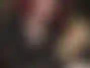 Seu pau é provocado com as mãos nuas e luvas de cetim dourado brilhante.