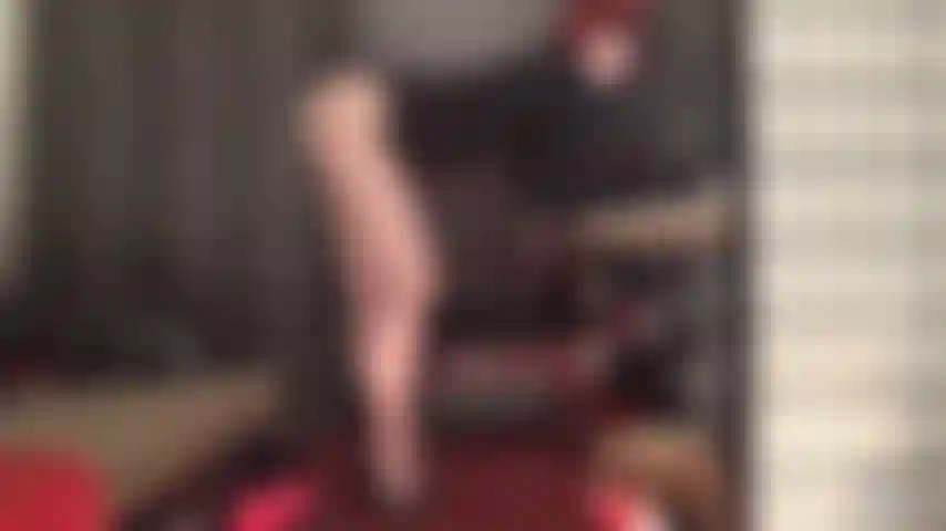 Exibindo suas incríveis pernas de meia-calça, arcos altos e decote tentador em meia-calça marrom transparente, a amante acaba com você em suas solas de náilon e dedos.