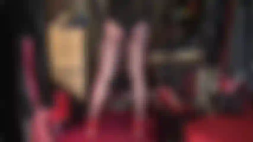 A senhora vivian sabe como provocar seu pau latejante com seu corpo incrível em meia-calça marrom brilhante, sapatos de salto alto de aço vermelho e um body sexy decotado.