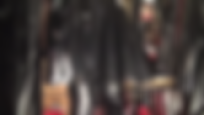 A senhora vivian provoca com seu enorme bbc balançando sob uma saia larga de pvc, combinada com botas altas de couro.