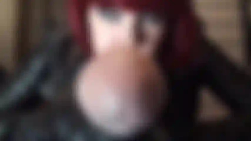 A amante com cinta provoca e tenta você com seu pau grande e saboroso.