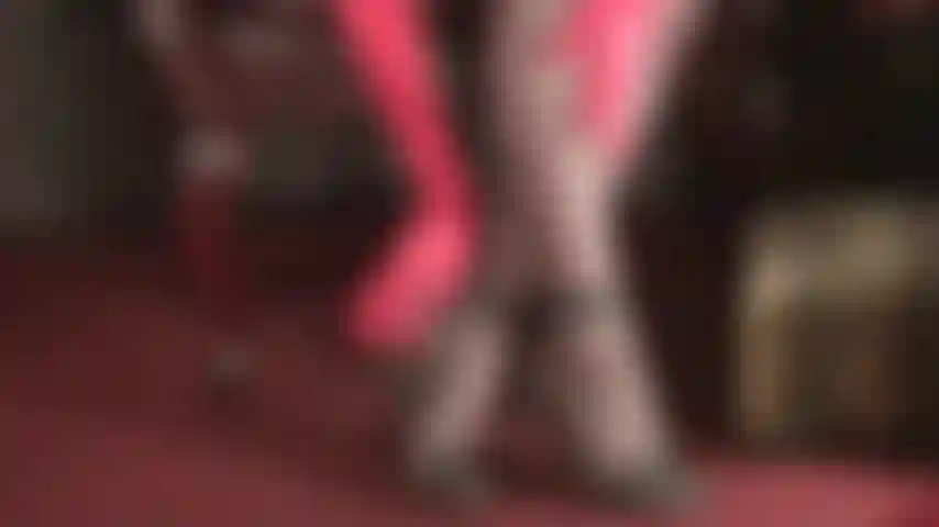 Sensualidade em cetim vermelho - luvas sedosas acariciam lentamente e exploram as pernas e os pés da deusa em meia-calça marrom café e sandálias. (Femdom, fetiche por pés, salto alto, stilettos, fetiche por luvas, luvas de cetim, dedos dos pés em meia-calça, pés em nylon, adoração de pés, arcos altos, sexy, provocante).