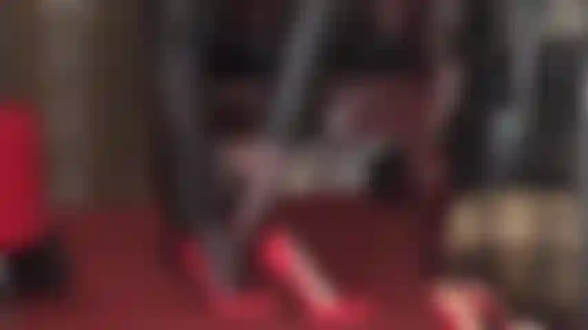 Tenho fetiche por pés e adoração por saltos altos - calças de couro, saltos agulha vermelhos e provocação com meias-calças.