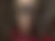 Couro sexy e correntes te deixam louco. A senhora combina este ursinho fetichista minúsculo com meia-calça bege brilhante e luvas de vinil brilhantes e sensuais.