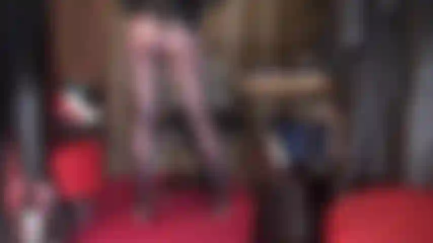 A deusa da meia-calça senta no seu rosto, te alimenta com sua saliva e enfia seu pé de náilon na sua boca. Meia-calça azul-escura brilhante e sensual.