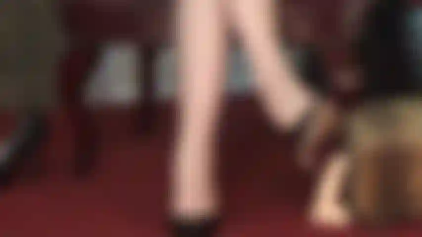 O amor dói - seu pau de escrava sente o amor dos meus saltos agulha, chicote e pés de meia-calça.