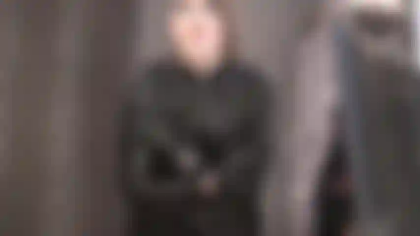 Com curvas sensuais envoltas em couro preto justo - couro é sua maior fraqueza.