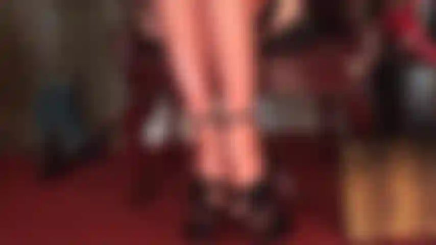 Pés de meia de látex transparente e saltos plataforma - os bicos de meia de látex transparente e extra brilhantes aparecem por baixo dos saltos plataforma. Plataformas altas e pés revestidos de borracha são o seu maior fetiche.