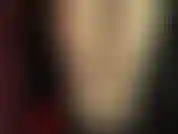 Presa na minha teia brilhante. Camadas de meia-calça brilhante, um par sexy de botas de cano curto, um body de pvc e luvas brilhantes tornam o visual irresistível.