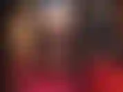 Uma provocadora incrivelmente gostosa, com bunda nua, top de renda, meias-calças, ligas, salto alto e uma cinta-liga enorme.